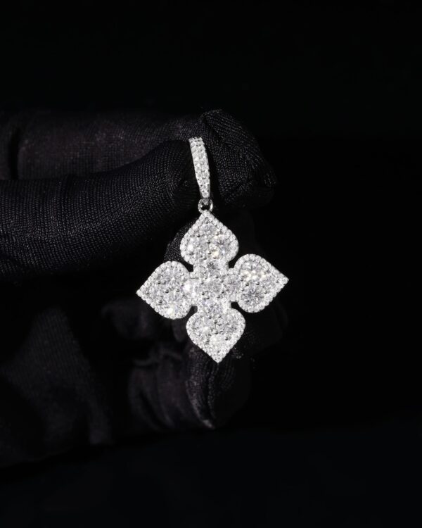 FOUR LEAF CLOVER PENDANT - Image 2