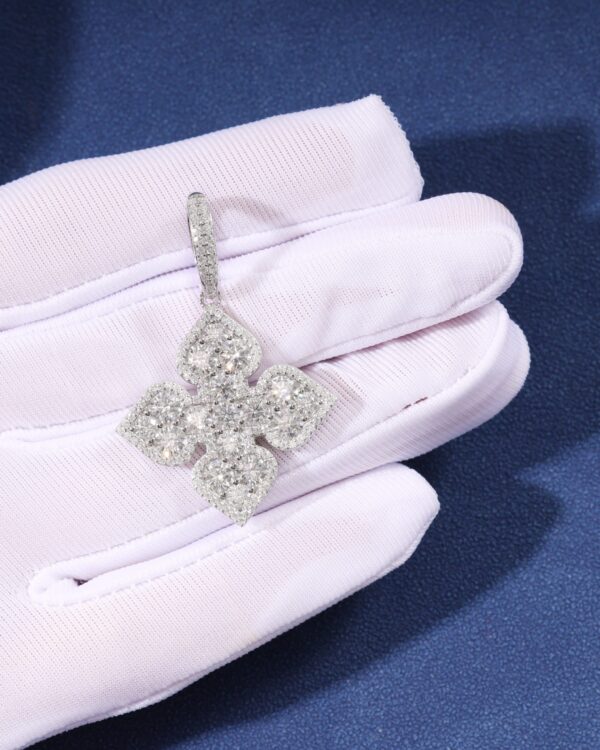 FOUR LEAF CLOVER PENDANT - Image 4