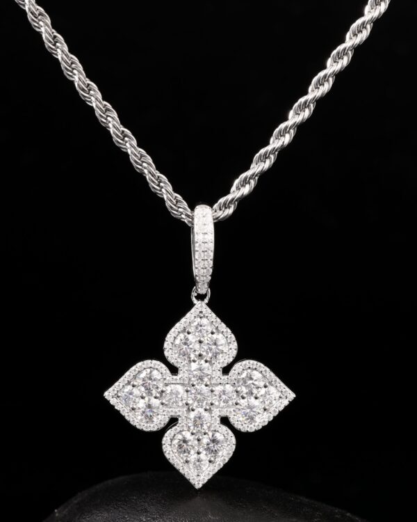 FOUR LEAF CLOVER PENDANT - Image 5